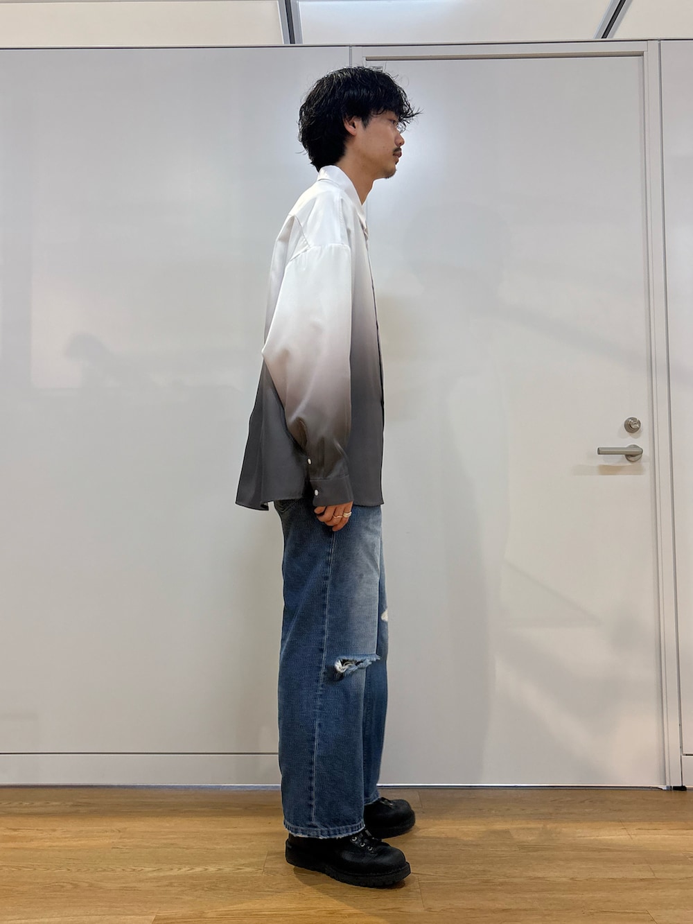 グレー系のシャツ/ブラウスを着用したメンズの春コーディネートの2枚目の写真