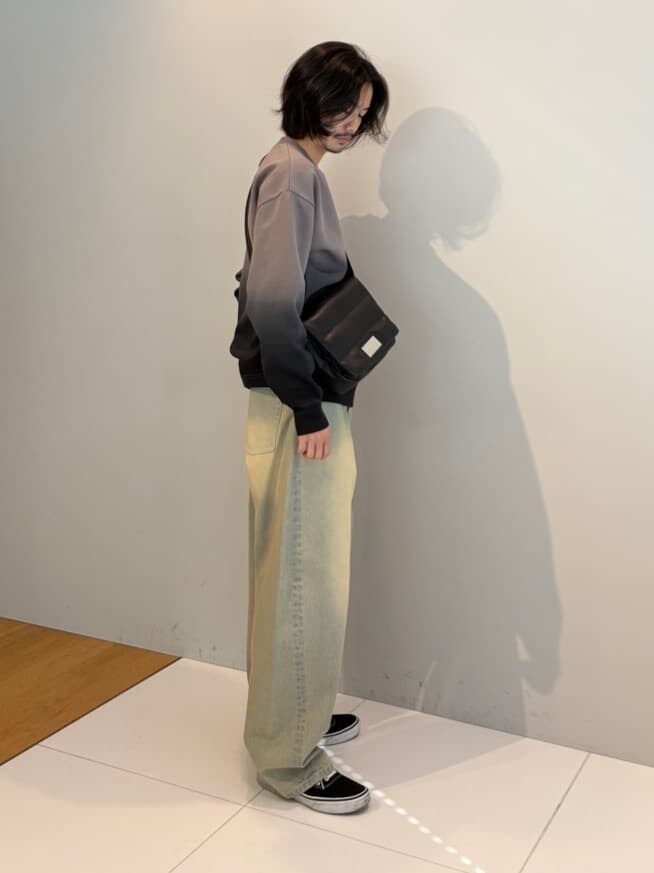 ブルー系のデニムパンツ、グレー系のTシャツ/カットソーを着用したメンズの冬コーディネートの2枚目の写真