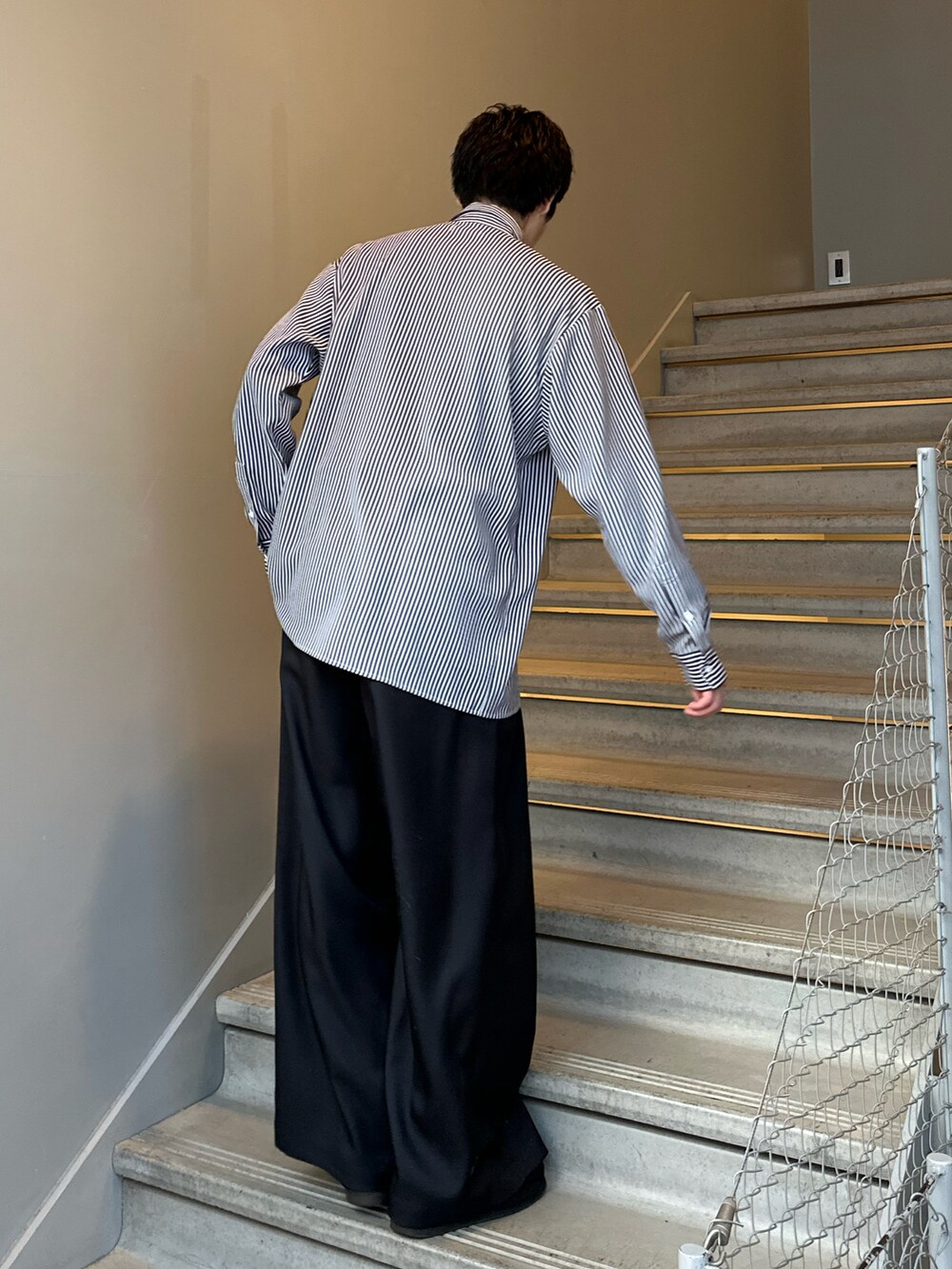 ブラック系のシャツ/ブラウス、ブラック系のその他パンツを着用したメンズの冬コーディネートの3枚目の写真