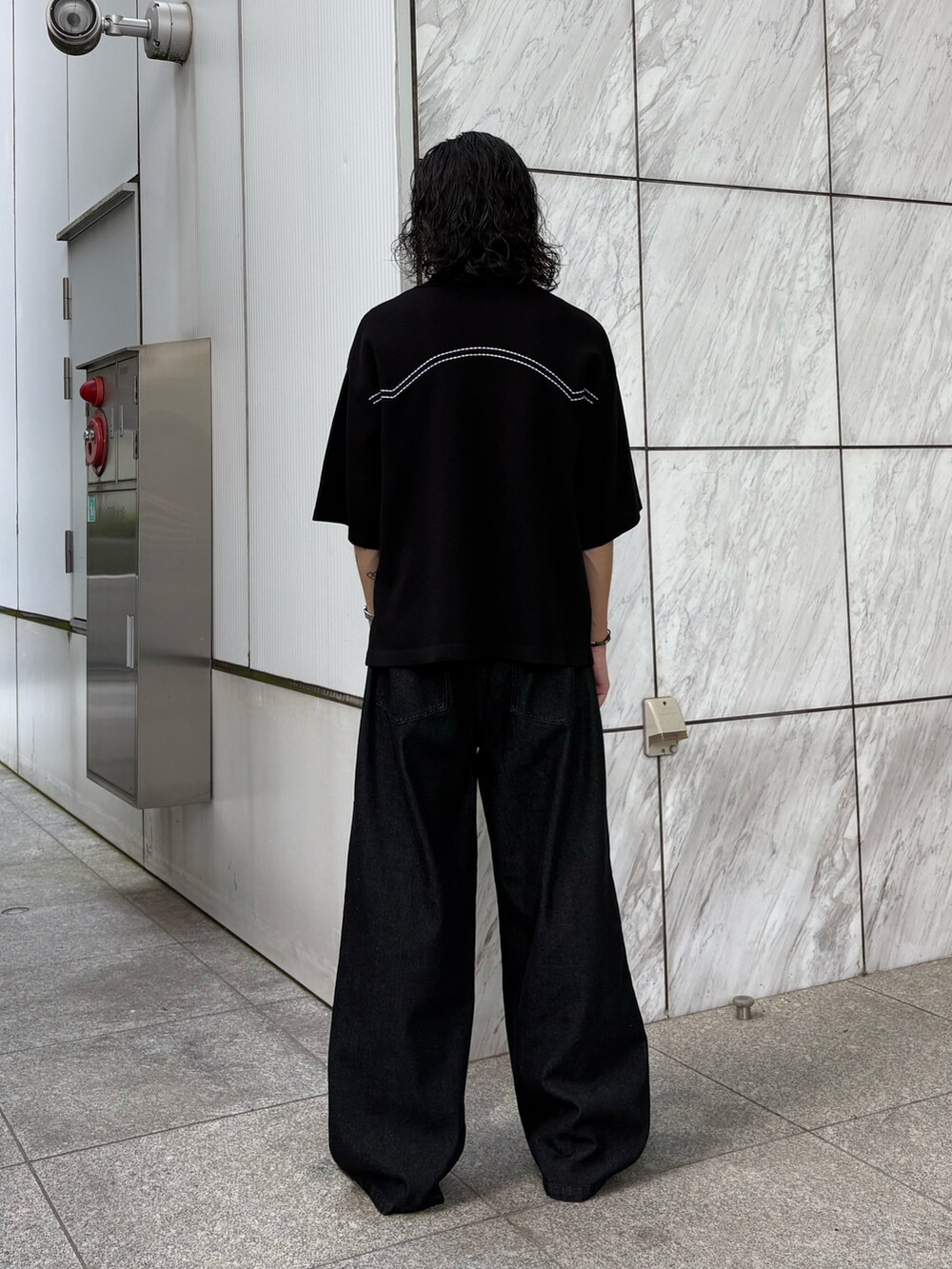 ブラック系のカーディガン/ボレロ、ブラック系のデニムパンツを着用したメンズの夏コーディネートの4枚目の写真