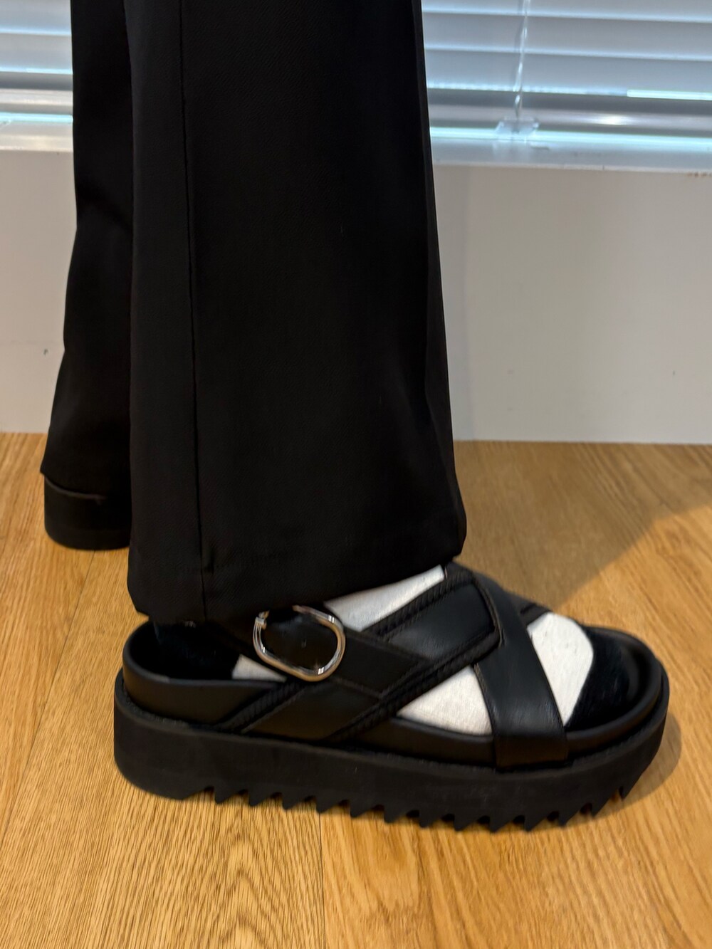 ブラック系のシャツ/ブラウス、ブラック系のその他パンツ、ブラック系のサンダルを着用したメンズの春コーディネートの5枚目の写真