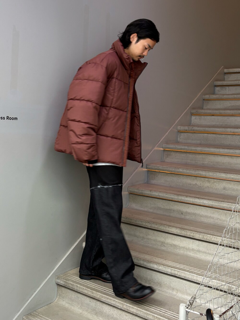 グレー系のニット/セーター、ブラウン系のブルゾンを着用したメンズの秋コーディネートの2枚目の写真