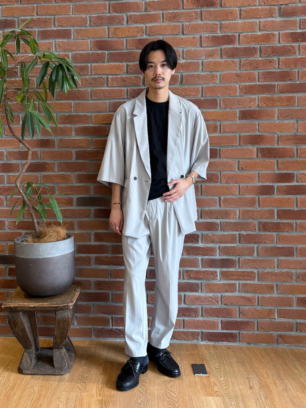 グレー系のテーラードジャケット、グレー系のその他パンツ、ブラック系のサンダルを着用したメンズの夏コーディネートの2枚目の写真