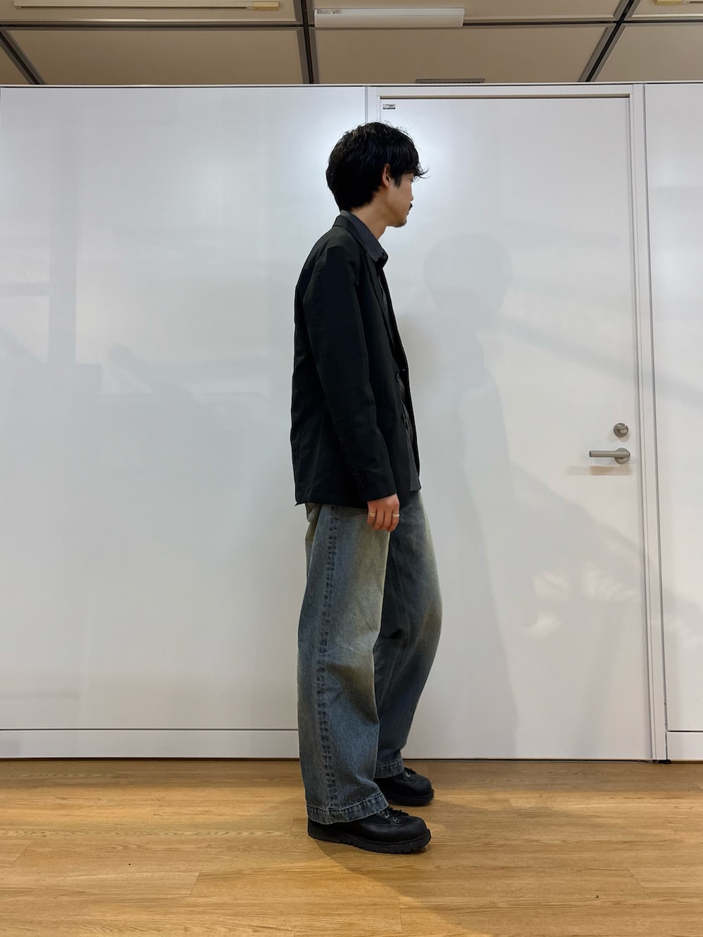 ブラック系のセットアップを着用したメンズの春コーディネートの2枚目の写真