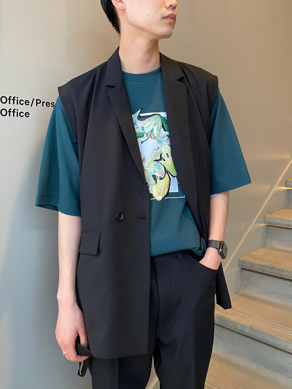 ブラック系のベスト、グリーン系のTシャツ/カットソー、ブラック系のその他パンツを着用したメンズの春コーディネートの2枚目の写真