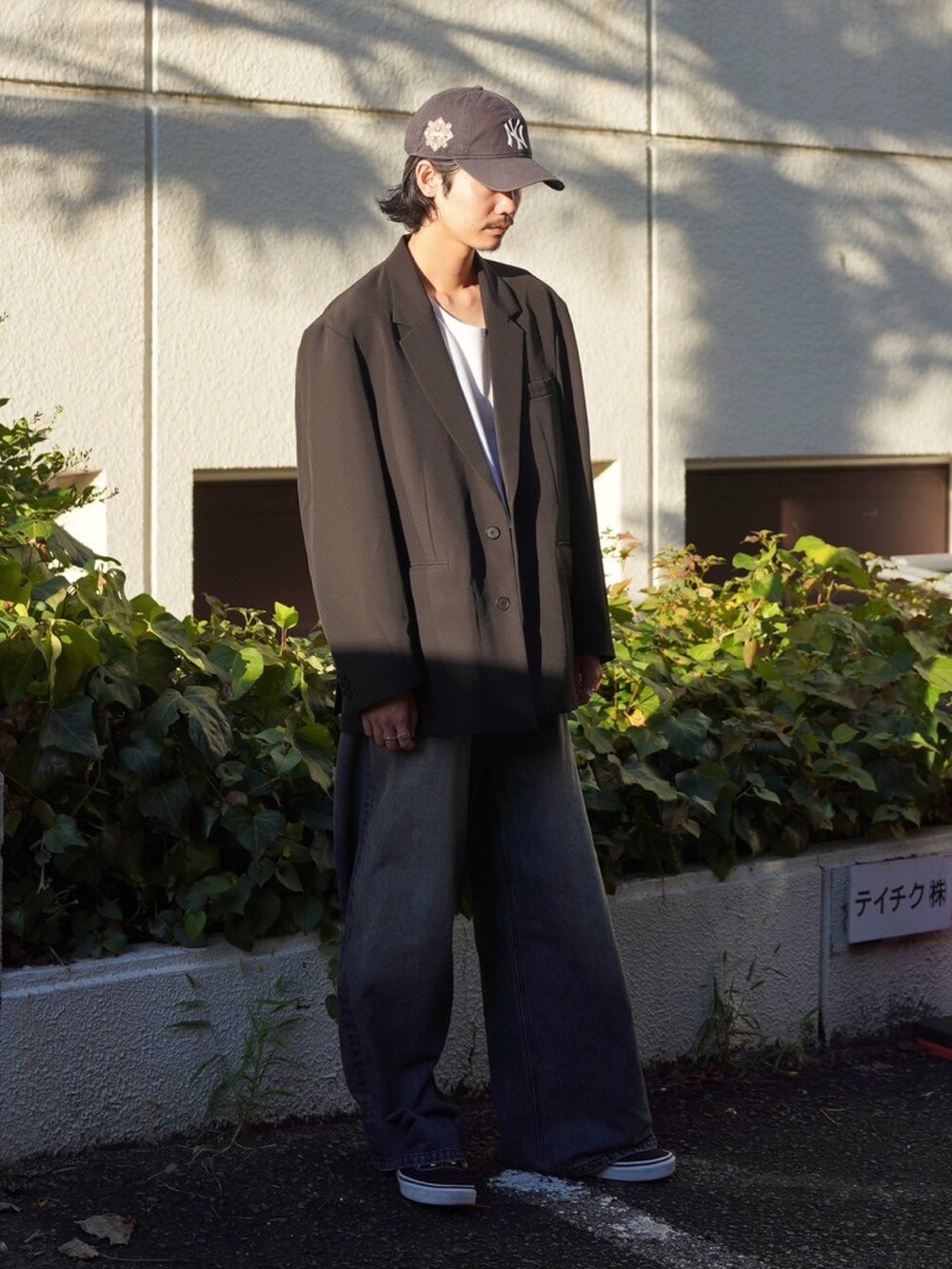 ブラック系のセットアップ、ブルー系のデニムパンツ、ホワイト系のタンクトップを着用したメンズの夏コーディネートの2枚目の写真