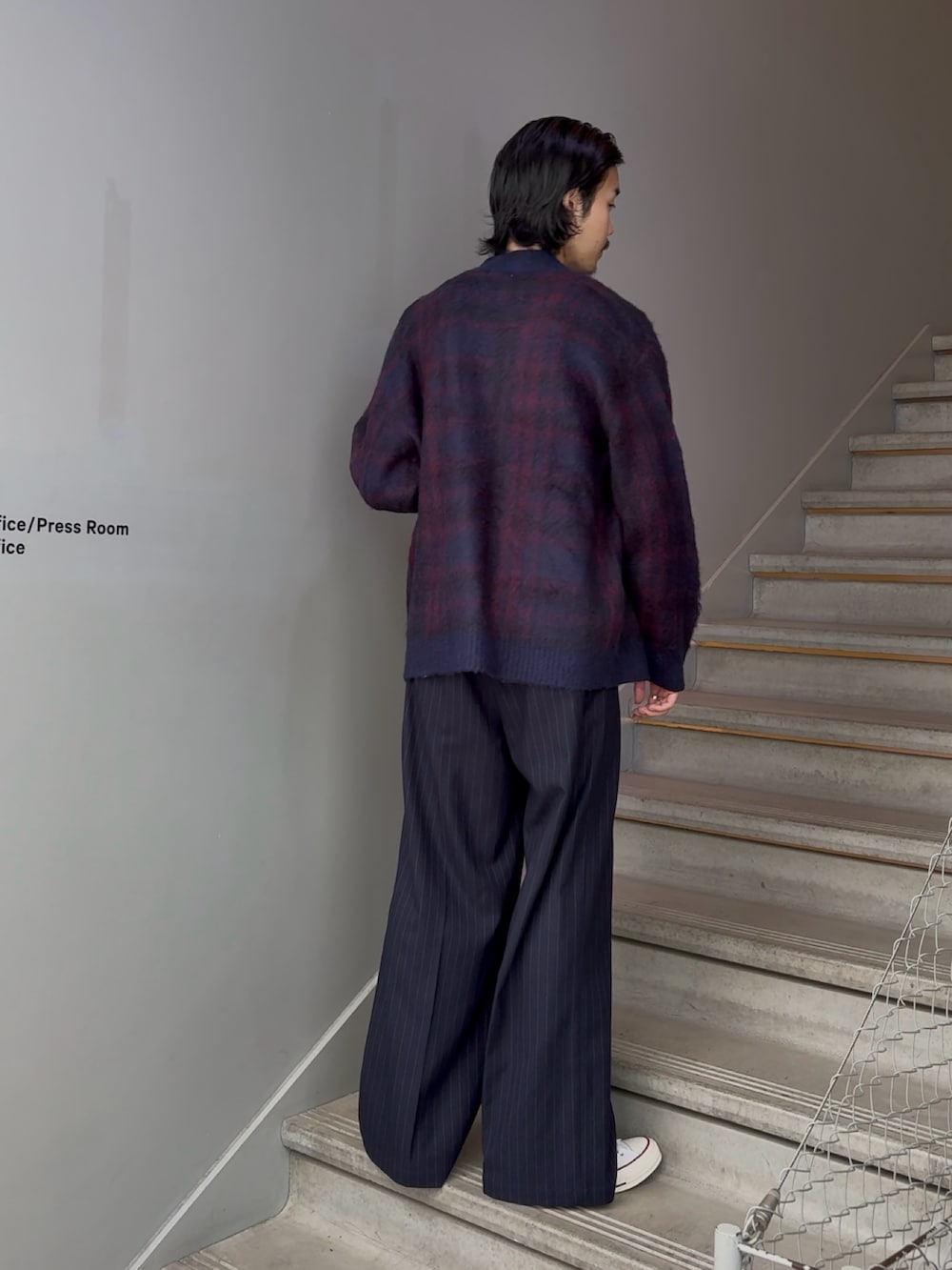 ブルー系のカーディガン/ボレロ、ブルー系のその他パンツを着用したメンズの秋コーディネートの2枚目の写真