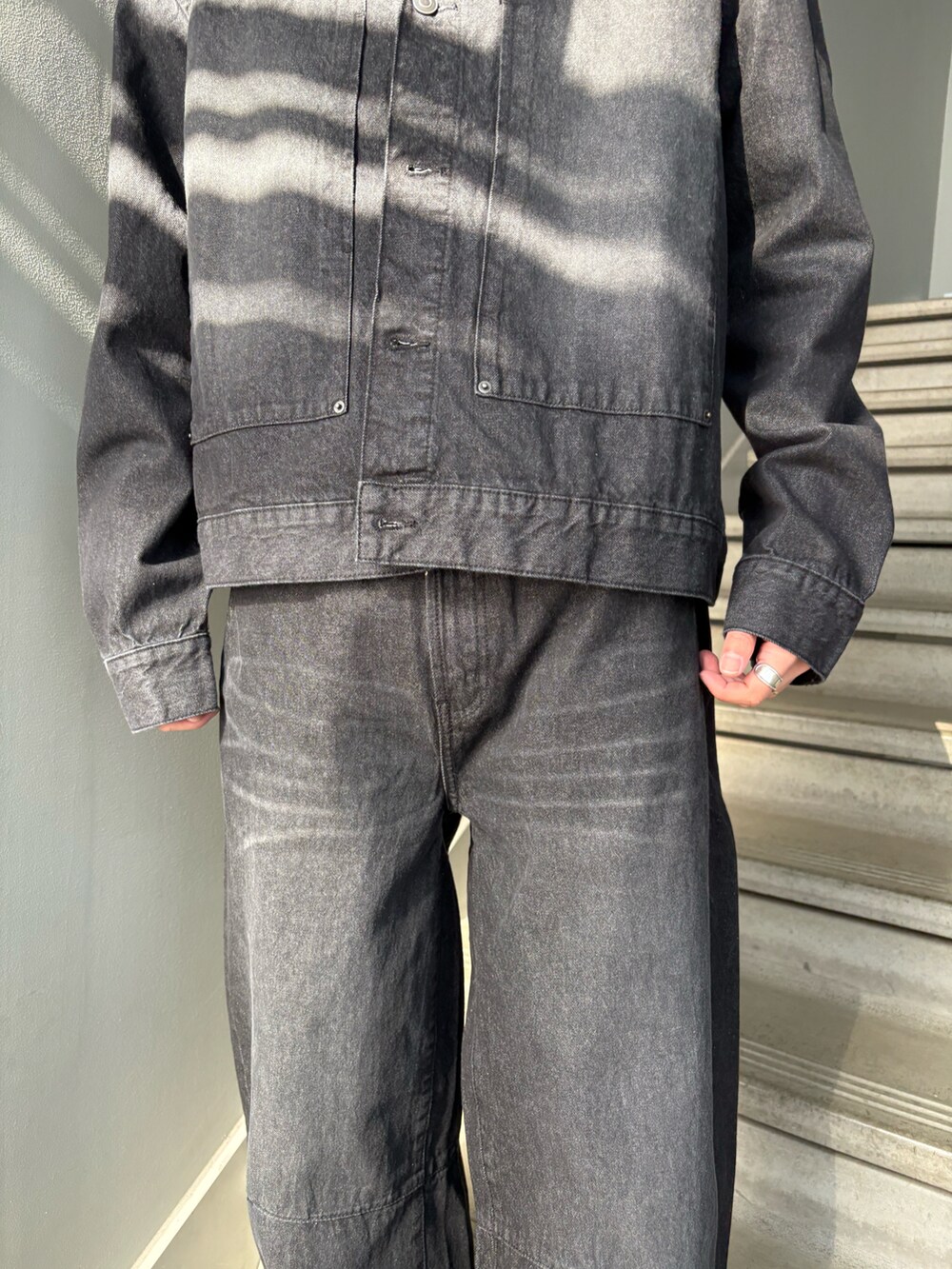 ブラック系のセットアップを着用したメンズの春コーディネートの5枚目の写真