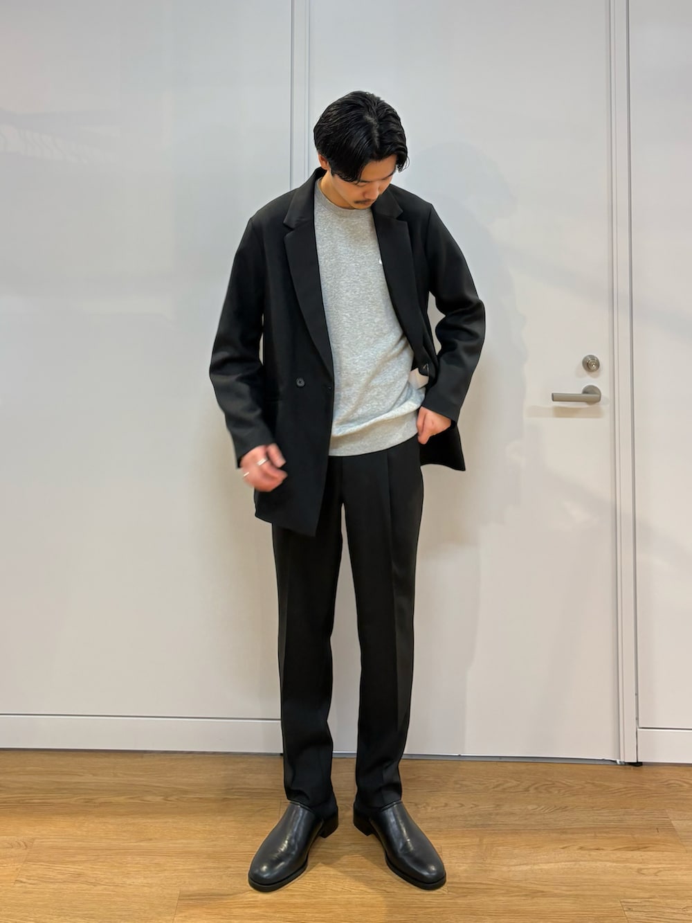 ブラック系のセットアップ、ブラック系のサンダルを着用したメンズの春コーディネートの2枚目の写真