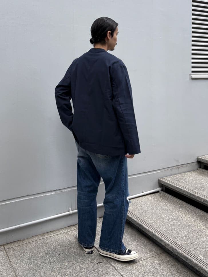 ブルー系のセットアップ、ブルー系のデニムパンツを着用したメンズの夏コーディネートの2枚目の写真