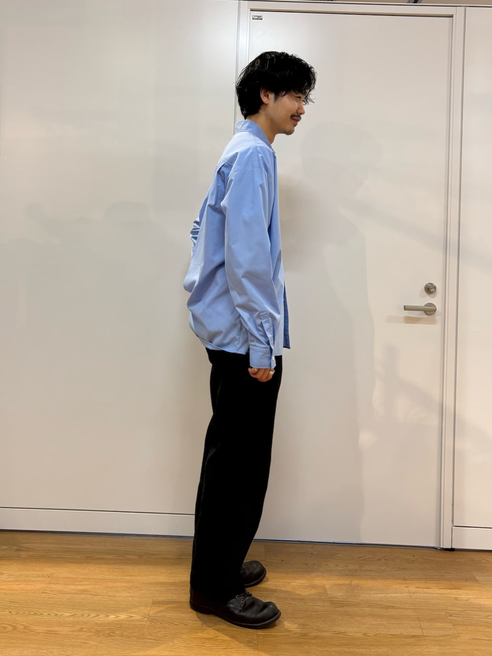 ブルー系のシャツ/ブラウスを着用したメンズの春コーディネートの3枚目の写真