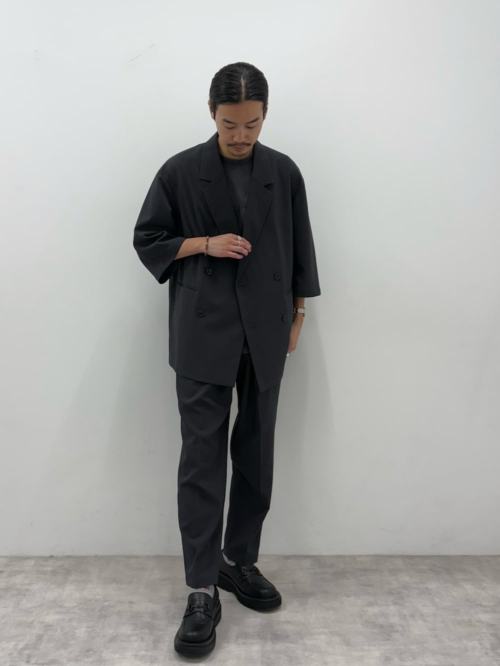 ブルー系のセットアップ、ブラック系のその他シューズを着用したメンズの夏コーディネートの2枚目の写真