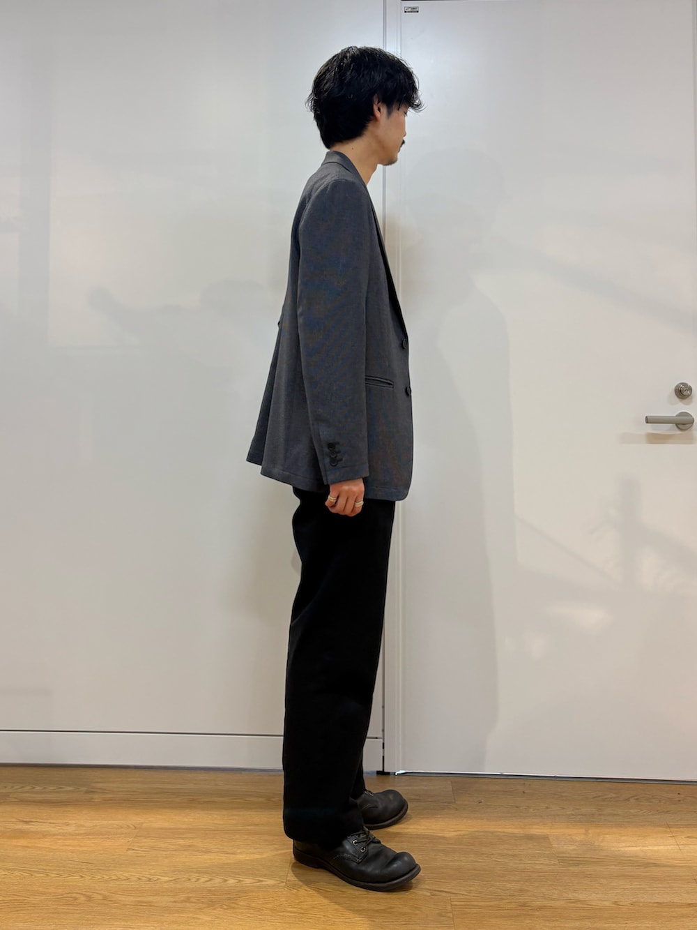 ブルー系のセットアップを着用したメンズの春コーディネートの2枚目の写真