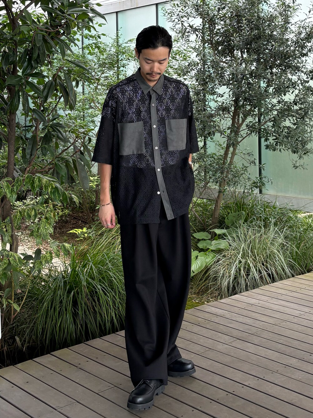 ベージュ系のシャツ/ブラウス、ブラック系のドレスシューズを着用したメンズの夏コーディネートの2枚目の写真