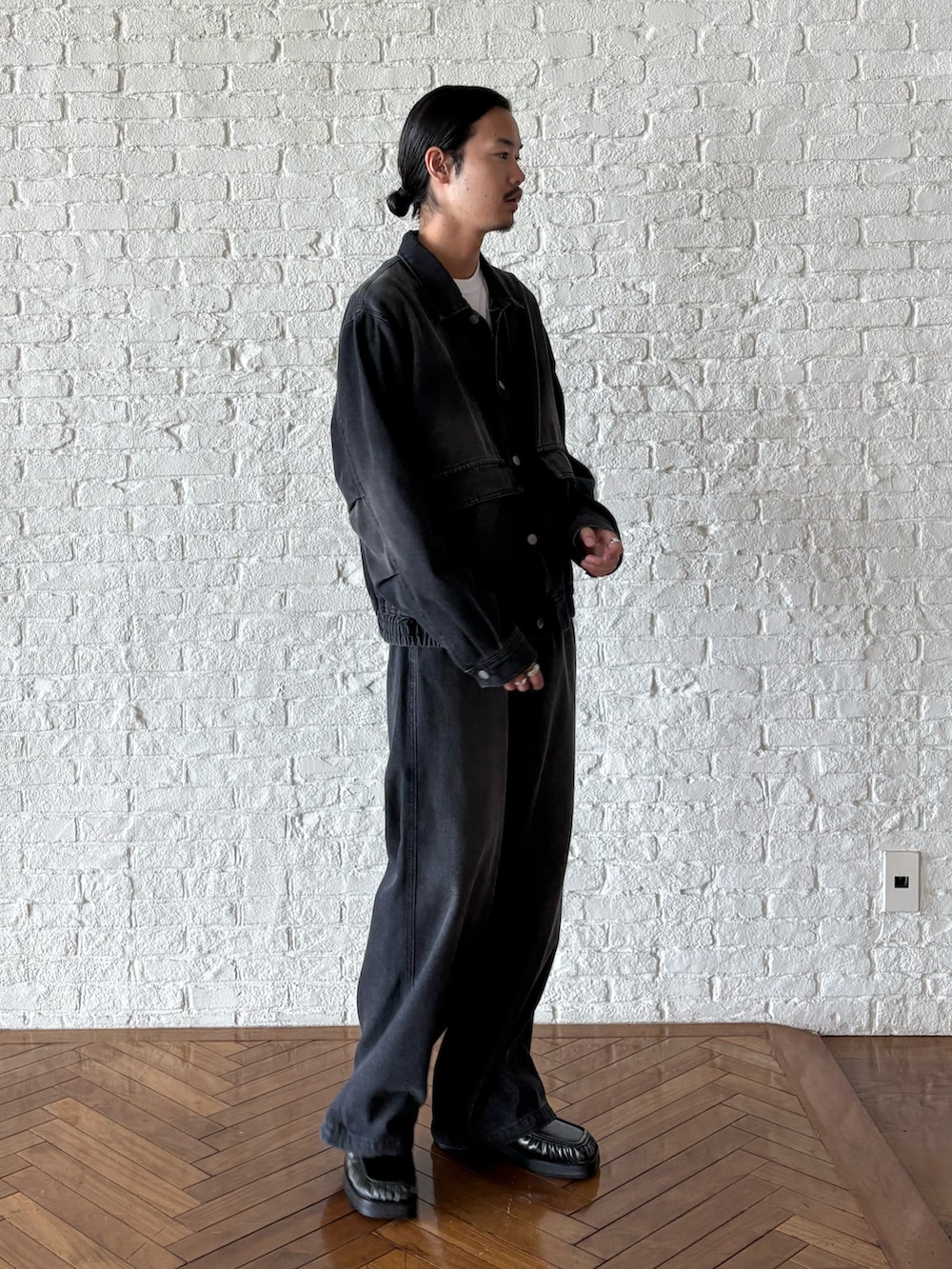 グレー系のセットアップを着用したメンズの夏コーディネートの2枚目の写真