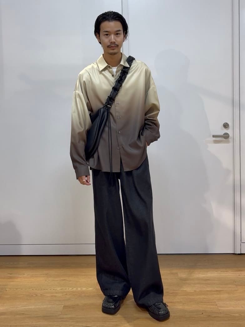 ブラック系のショルダーバッグ、ブルー系のドレスシューズを着用したメンズの秋コーディネートの2枚目の写真