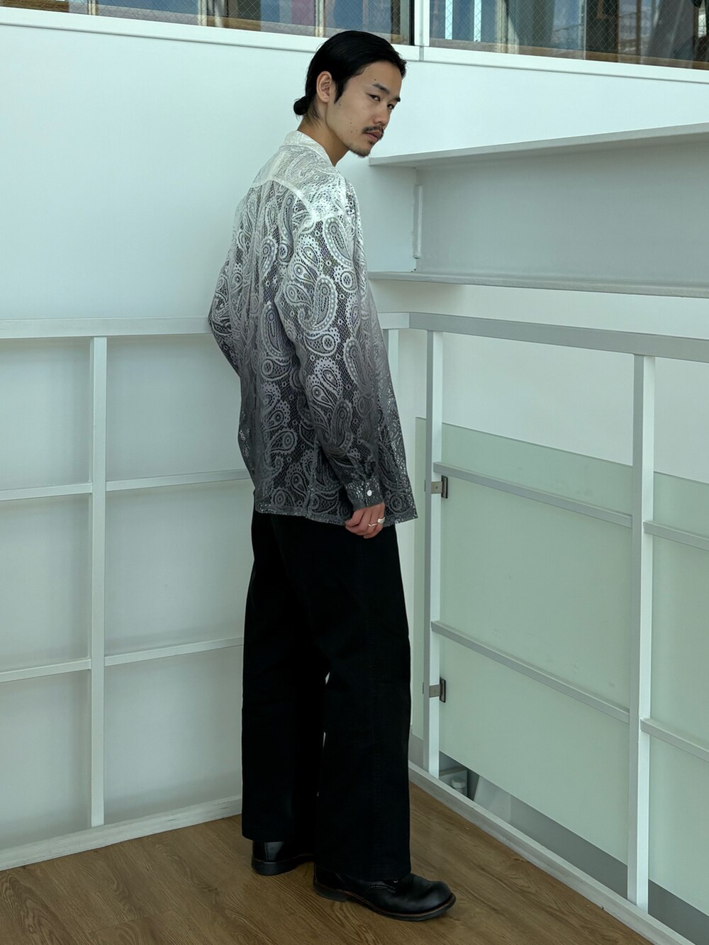 ホワイト系のシャツ/ブラウスを着用したメンズの春コーディネートの2枚目の写真