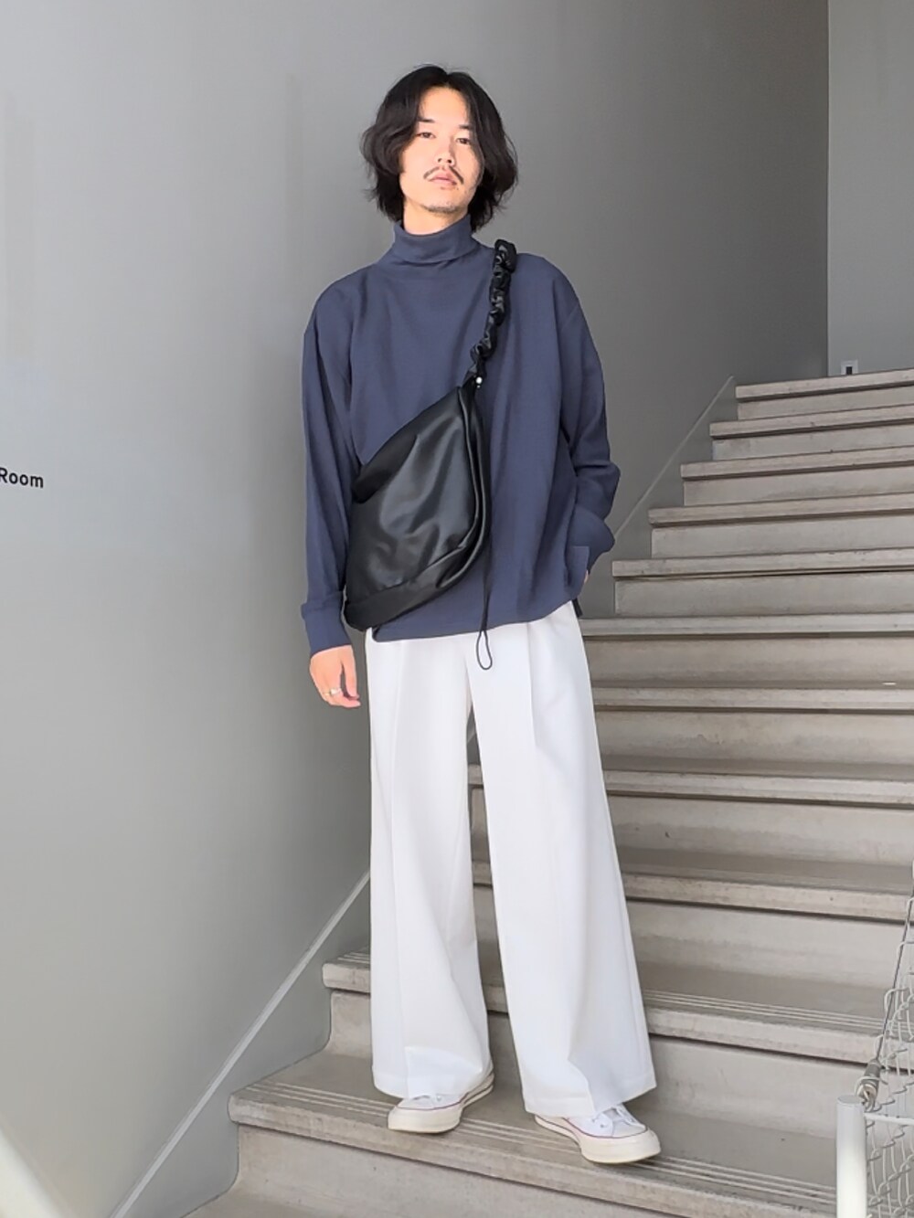 ブルー系のTシャツ/カットソー、ホワイト系のスラックス、ブラック系のショルダーバッグを着用したメンズの夏コーディネートの2枚目の写真