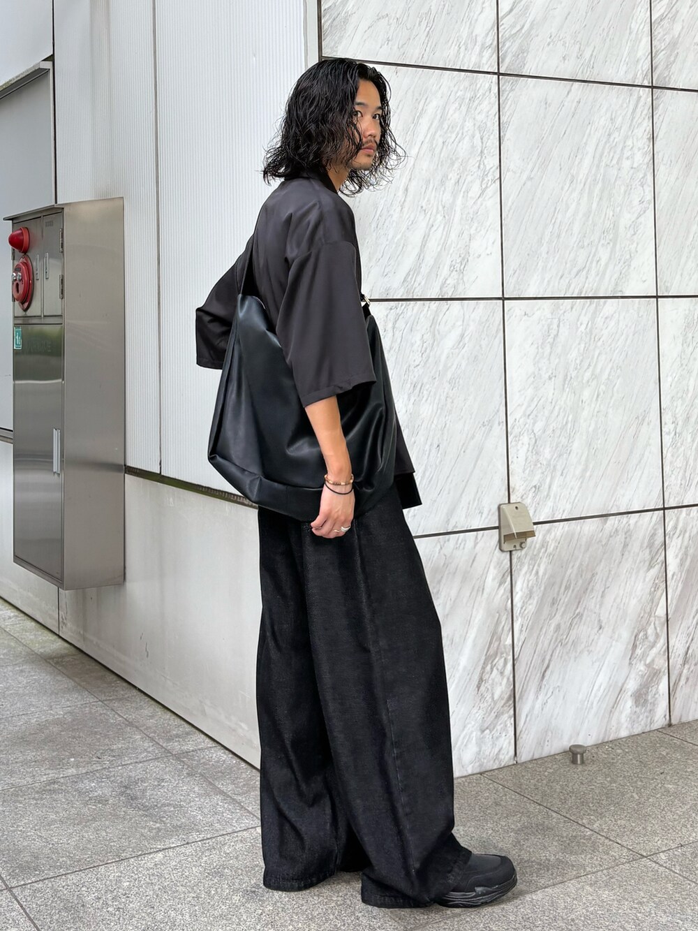 ブラック系のショルダーバッグ、ブラック系のシャツ/ブラウス、ブラック系のデニムパンツを着用したメンズの夏コーディネートの2枚目の写真