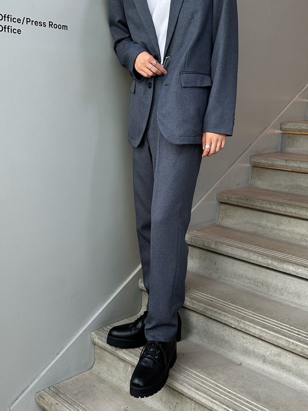 グレー系のセットアップ、ブルー系のバックパック/リュック、ブラック系のその他シューズを着用したメンズの夏コーディネートの5枚目の写真