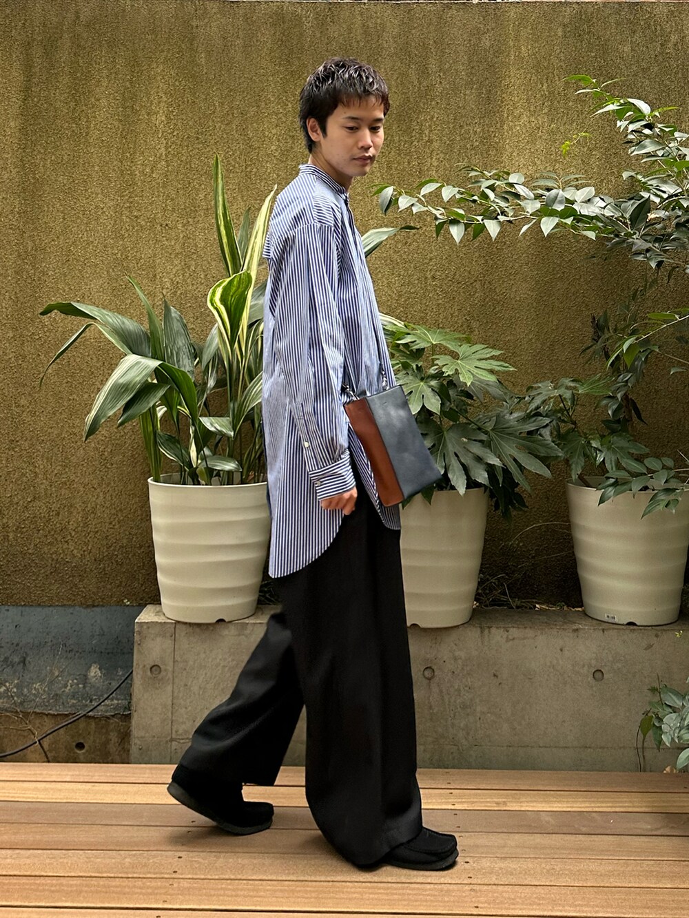 ブラック系のシャツ/ブラウス、ブラック系のショルダーバッグ、ブラック系のその他パンツを着用したメンズの冬コーディネートの2枚目の写真