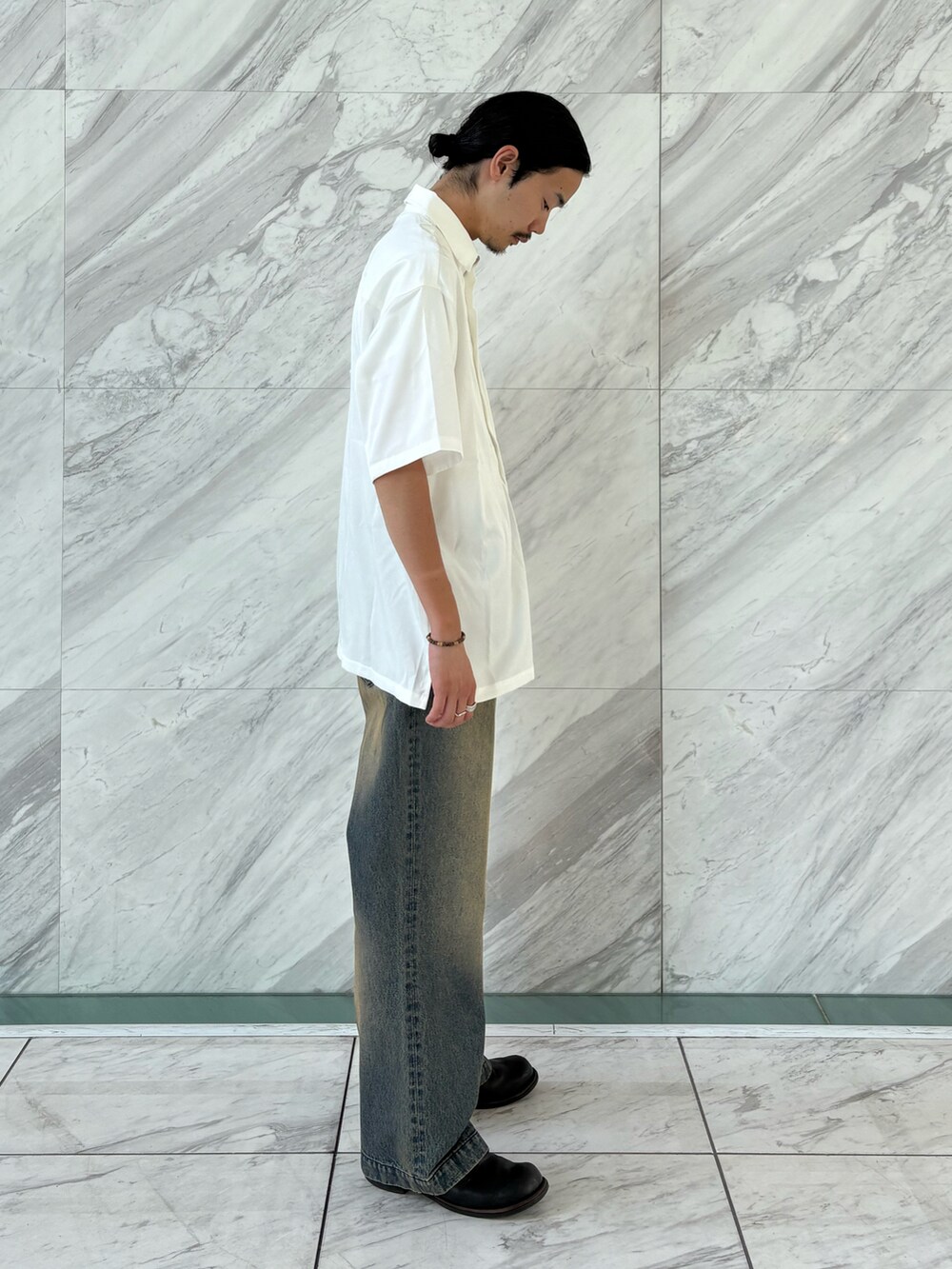 ブルー系のデニムパンツ、ホワイト系のシャツ/ブラウスを着用したメンズの夏コーディネートの3枚目の写真