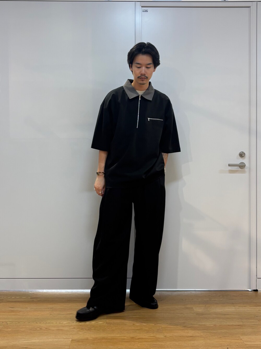 ブラック系のTシャツ/カットソー、ブラック系のその他パンツを着用したメンズの春コーディネートの3枚目の写真