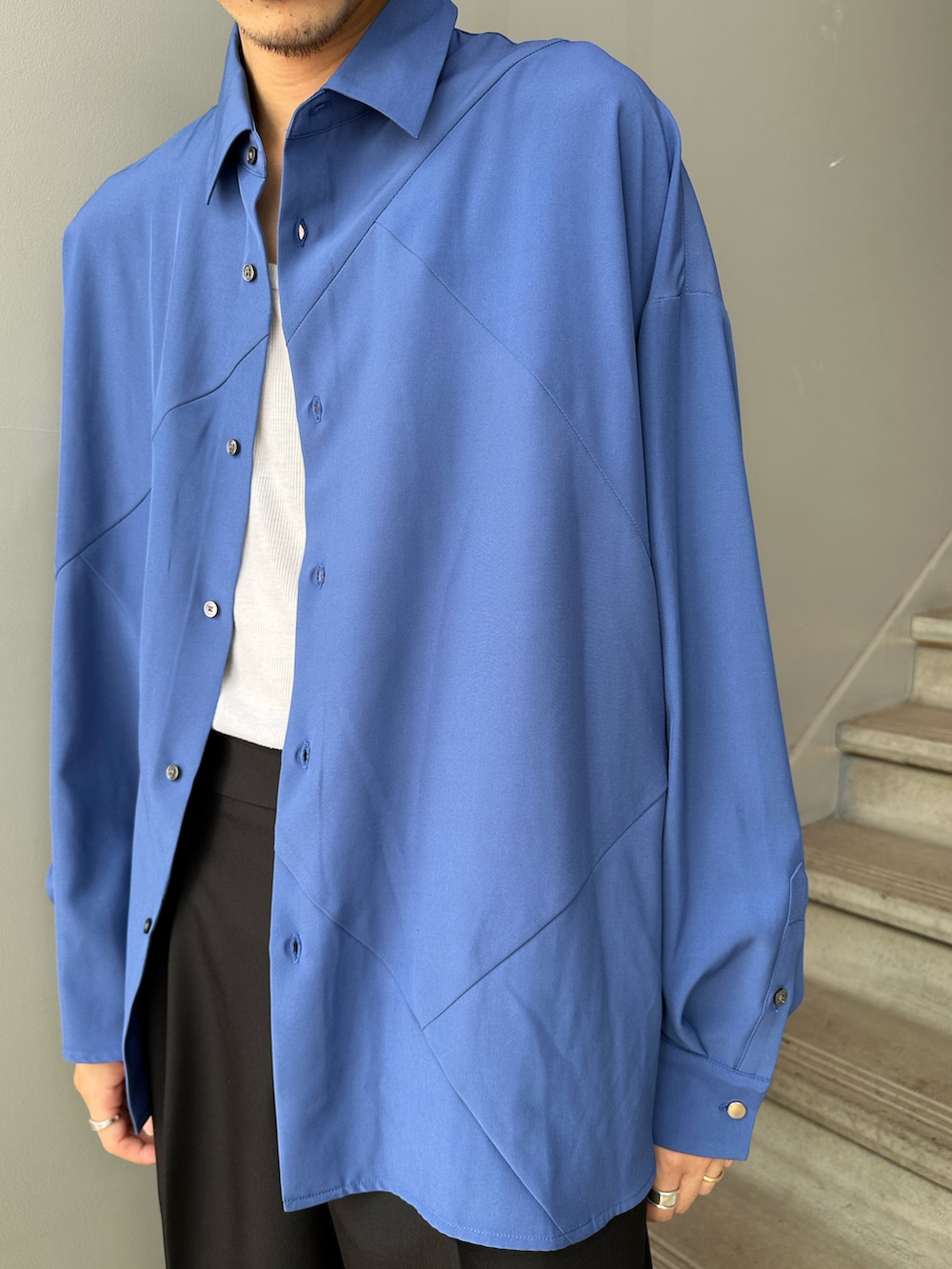 ブルー系のシャツ/ブラウス、ブラック系のスラックス、ブラック系のサンダルを着用したメンズの夏コーディネートの4枚目の写真