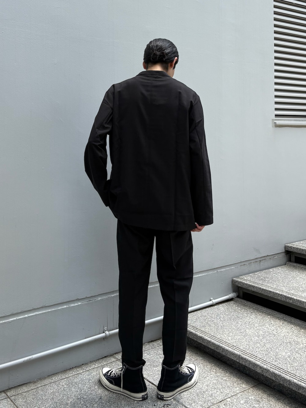 ブラック系のセットアップを着用したメンズの夏コーディネートの2枚目の写真