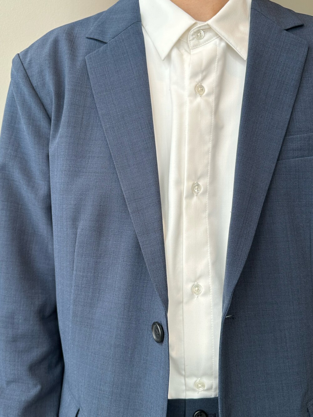 ブルー系のセットアップ、ブラック系のトートバッグ、ブラック系のその他シューズを着用したメンズの春コーディネートの4枚目の写真