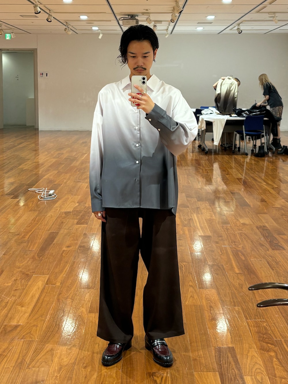 グレー系のシャツ/ブラウスを着用したメンズの秋コーディネートの2枚目の写真