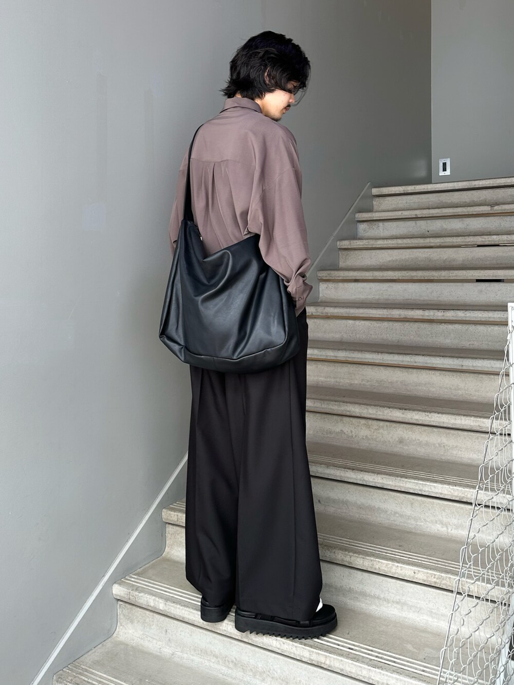 ブラック系のショルダーバッグ、ブラウン系のシャツ/ブラウス、ブラック系のサンダルを着用したメンズの夏コーディネートの2枚目の写真
