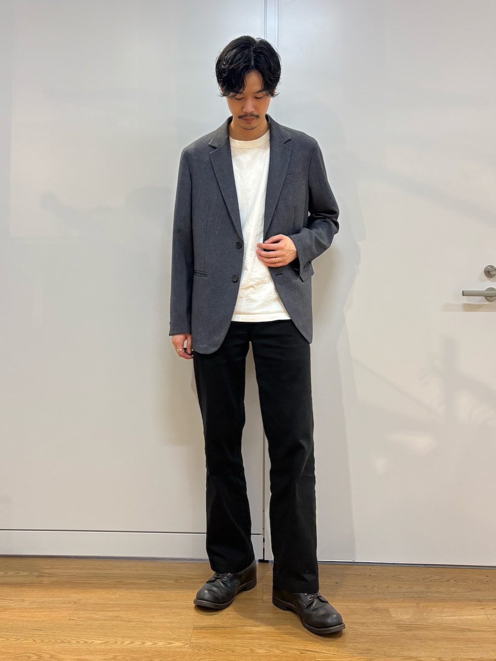 ブルー系のセットアップを着用したメンズの春コーディネートの3枚目の写真