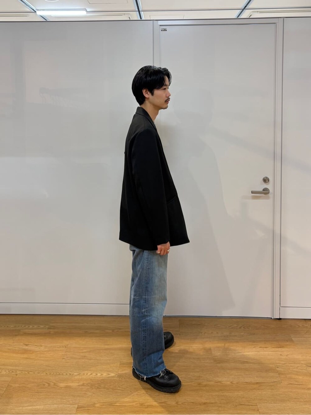 ブラック系のセットアップを着用したメンズの春コーディネートの2枚目の写真