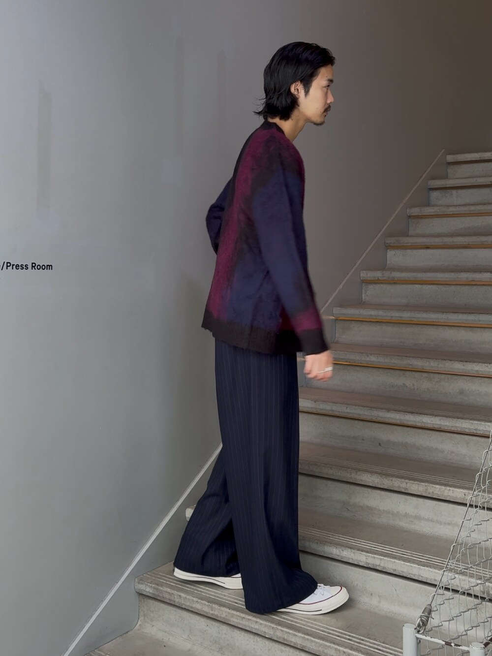 ブルー系のカーディガン/ボレロ、ブルー系のその他パンツを着用したメンズの秋コーディネートの3枚目の写真