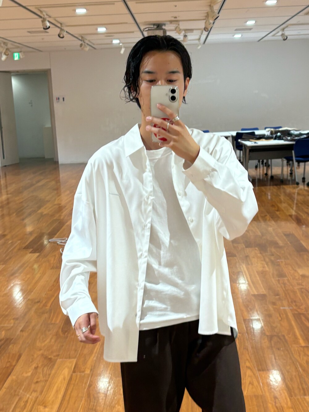 ホワイト系のシャツ/ブラウス、ブラック系のドレスシューズを着用したメンズの秋コーディネートの2枚目の写真