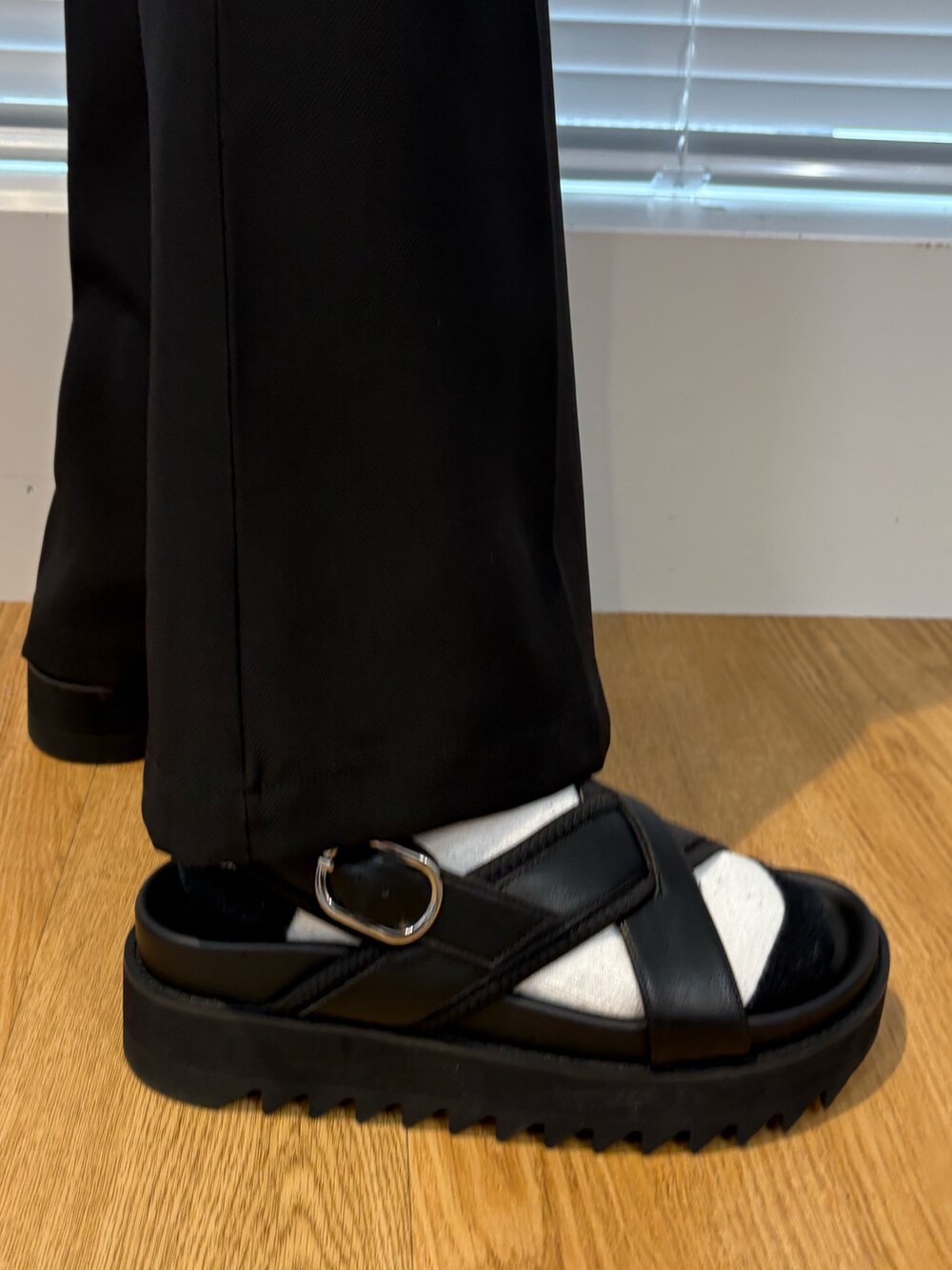 ホワイト系のシャツ/ブラウス、ブラック系のその他パンツ、ブラック系のサンダルを着用したメンズの春コーディネートの5枚目の写真