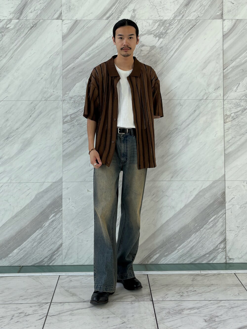 ブルー系のデニムパンツを着用したメンズの夏コーディネートの2枚目の写真