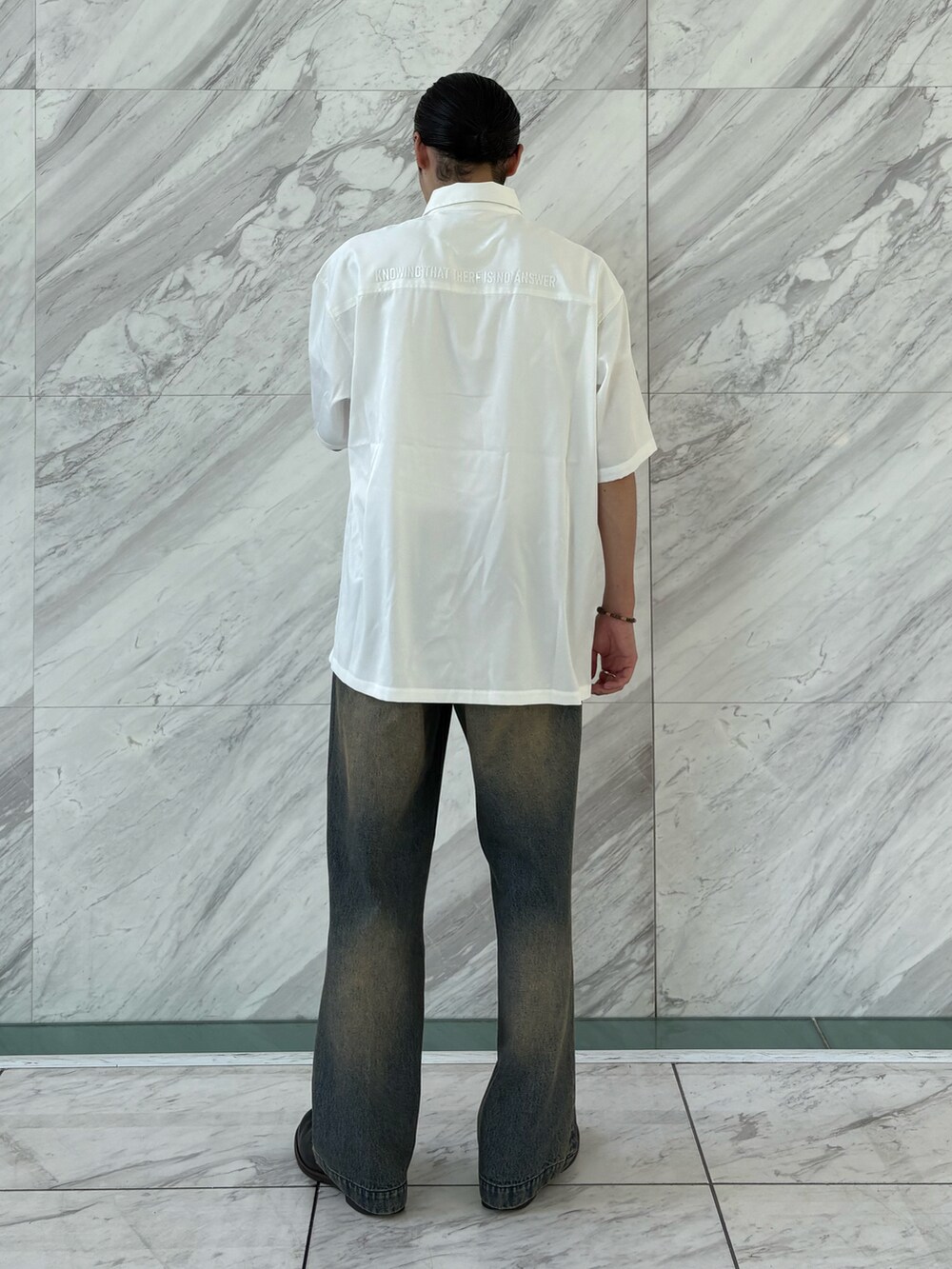 ブルー系のデニムパンツ、ホワイト系のシャツ/ブラウスを着用したメンズの夏コーディネートの2枚目の写真