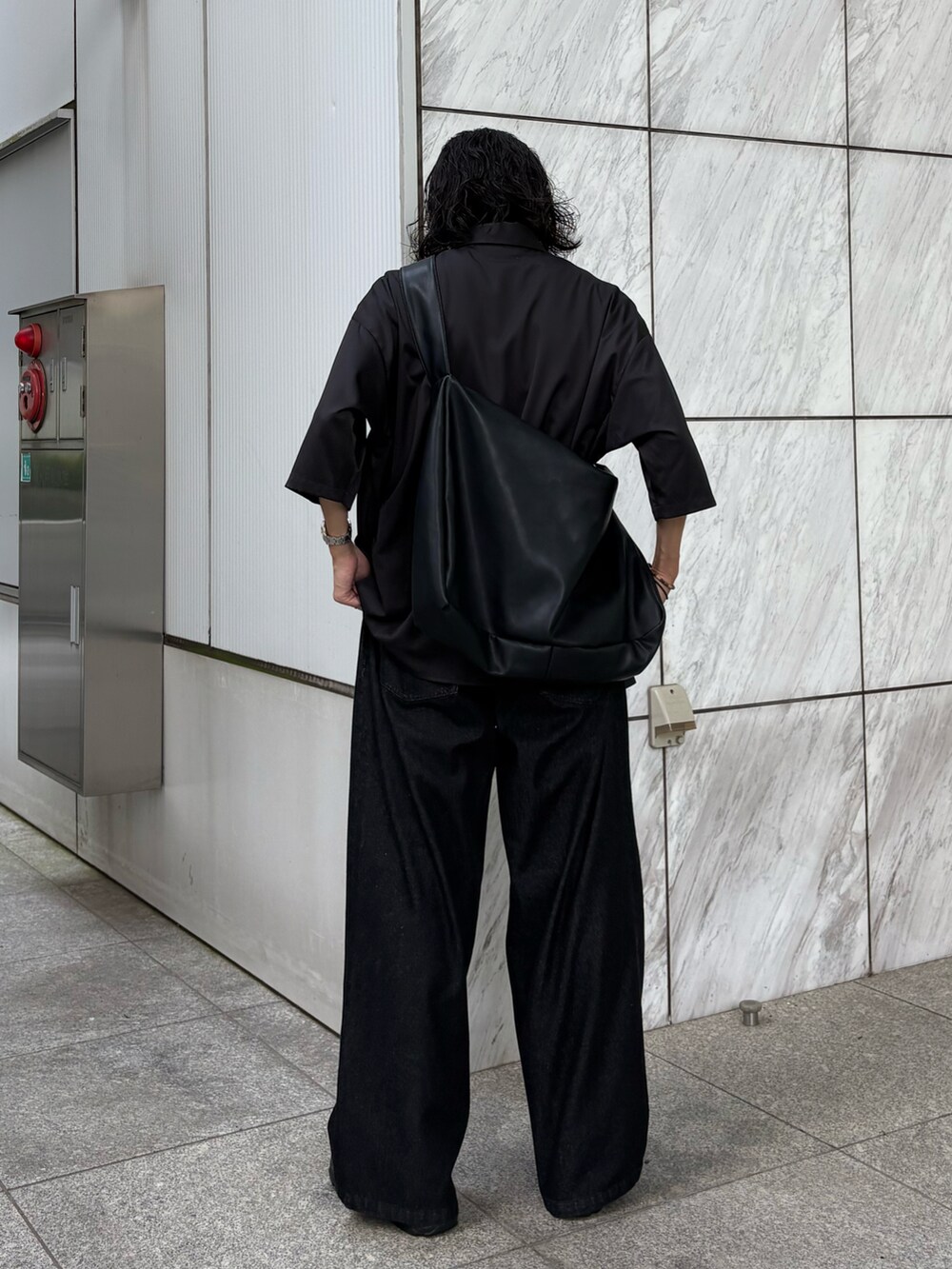 ブラック系のショルダーバッグ、ブラック系のシャツ/ブラウス、ブラック系のデニムパンツを着用したメンズの夏コーディネートの3枚目の写真