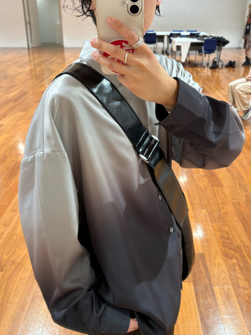 グレー系のシャツ/ブラウス、ブラック系のショルダーバッグ、ブラック系のドレスシューズを着用したメンズの秋コーディネートの5枚目の写真