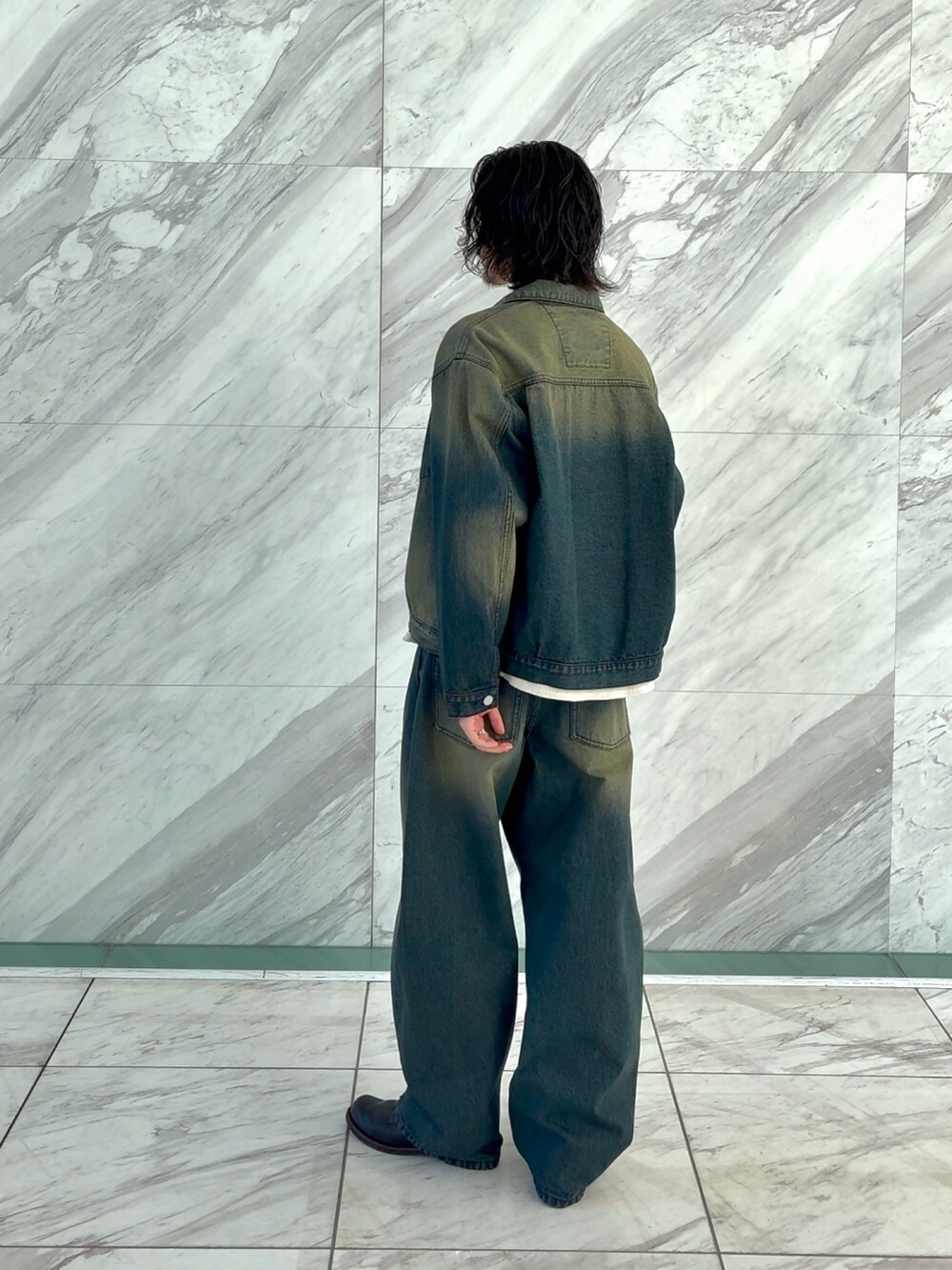 ブルー系のデニムジャケット、ブルー系のデニムパンツを着用したメンズの冬コーディネートの2枚目の写真