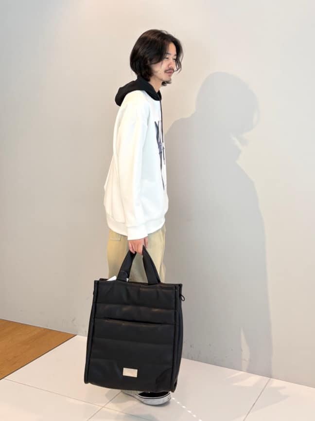 ブルー系のデニムパンツ、ホワイト系のパーカーを着用したメンズの冬コーディネートの2枚目の写真