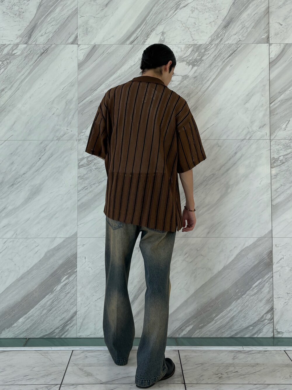 ブルー系のデニムパンツを着用したメンズの夏コーディネートの3枚目の写真