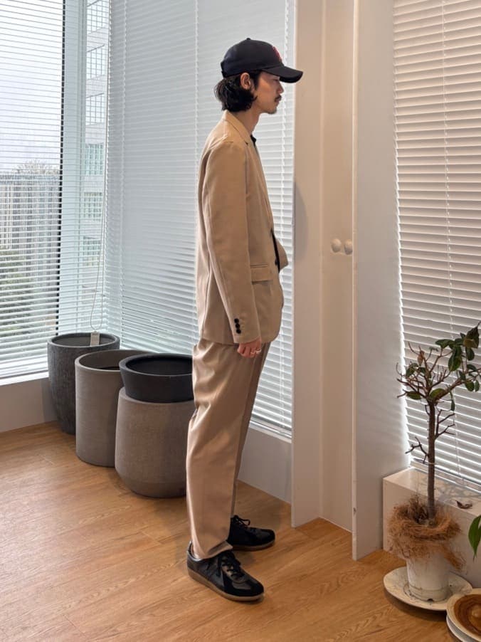 ベージュ系のセットアップを着用したメンズの春コーディネートの3枚目の写真