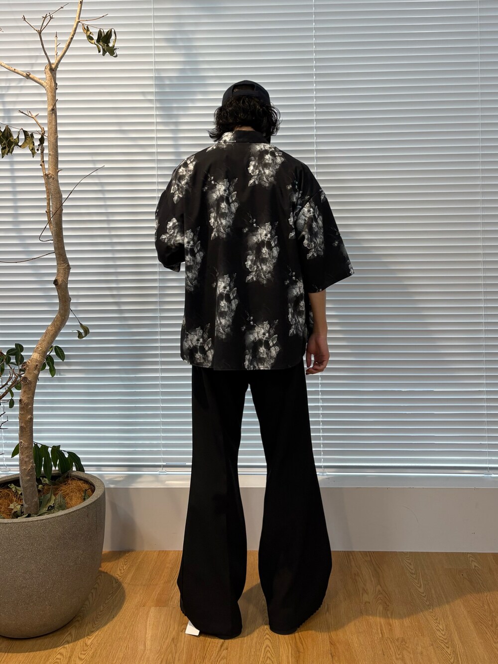 ブラック系のシャツ/ブラウス、ブラック系のその他パンツ、ブラック系のサンダルを着用したメンズの春コーディネートの4枚目の写真