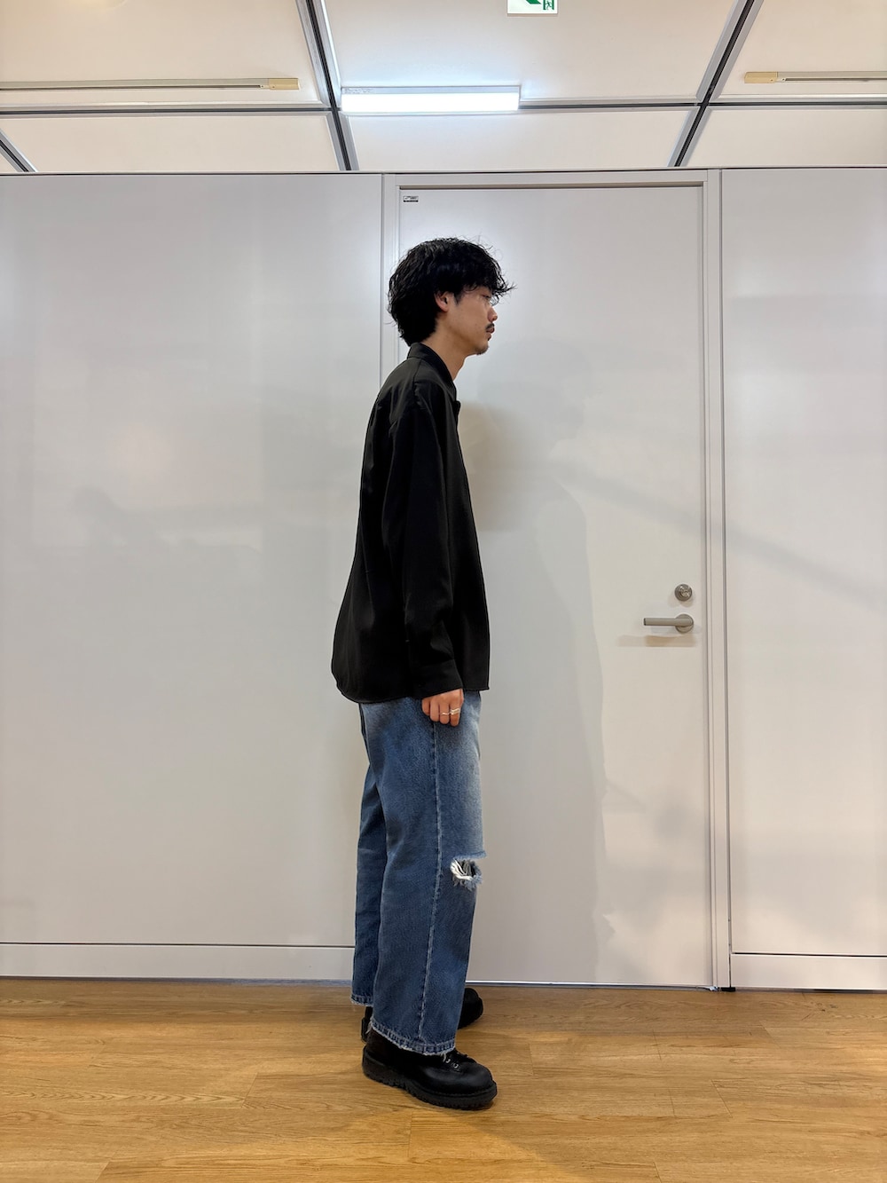 ブラック系のシャツ/ブラウスを着用したメンズの春コーディネートの2枚目の写真