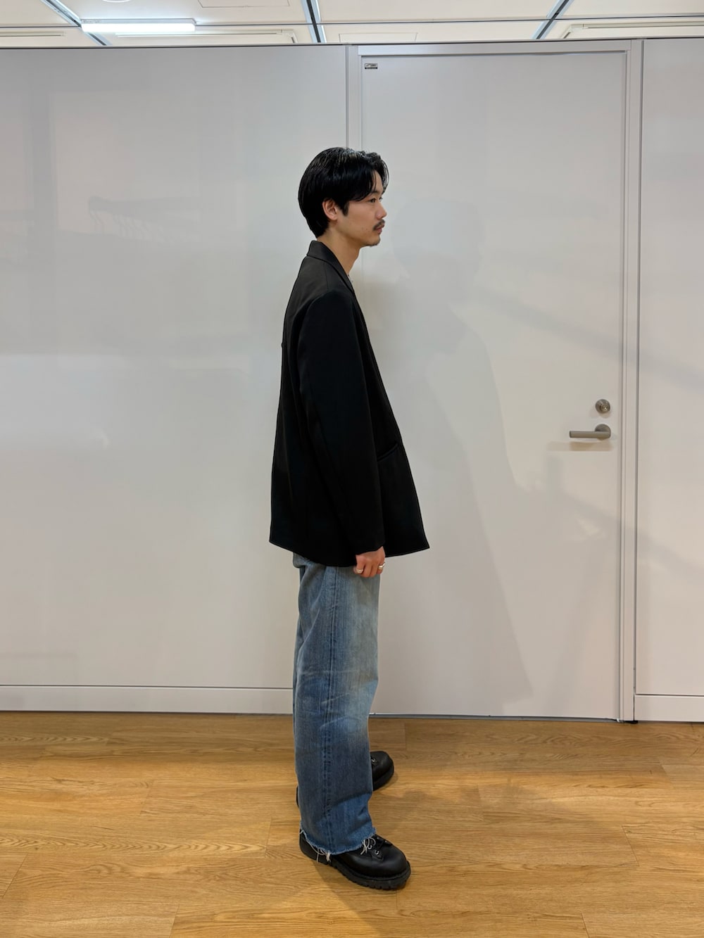 ブラック系のセットアップを着用したメンズの春コーディネートの3枚目の写真