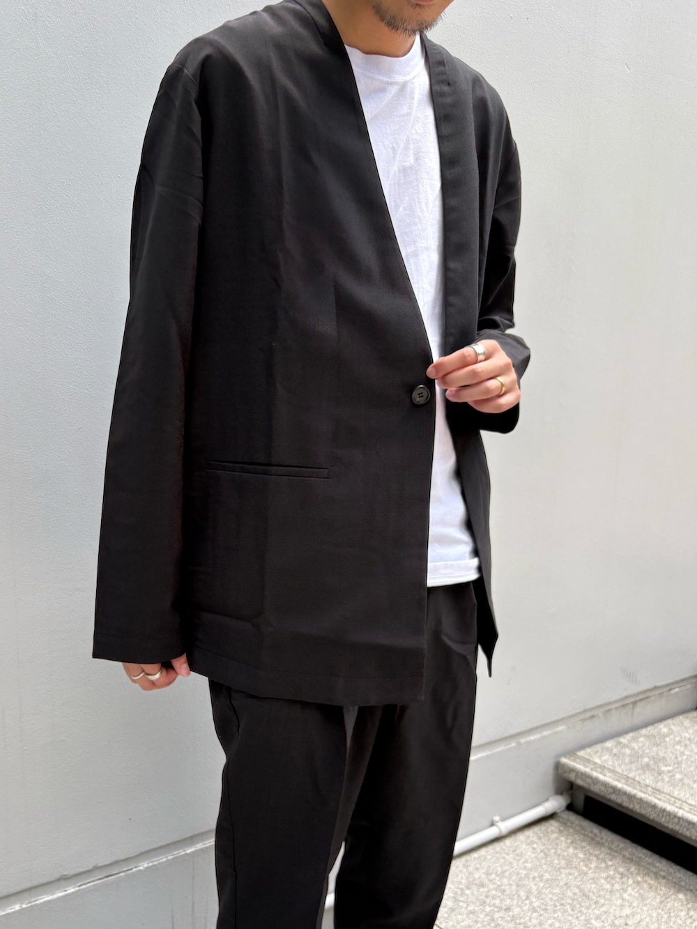 ブラック系のセットアップを着用したメンズの夏コーディネートの3枚目の写真