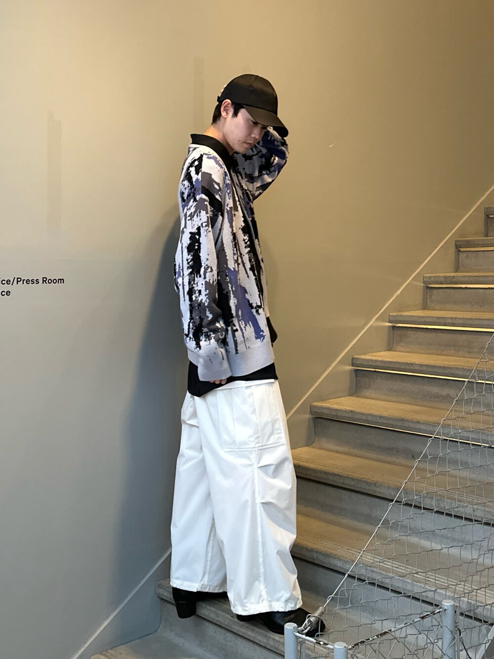 グレー系のカーディガン/ボレロ、ブラック系のブーツ、ブラック系のシャツ/ブラウスを着用したメンズの冬コーディネートの2枚目の写真